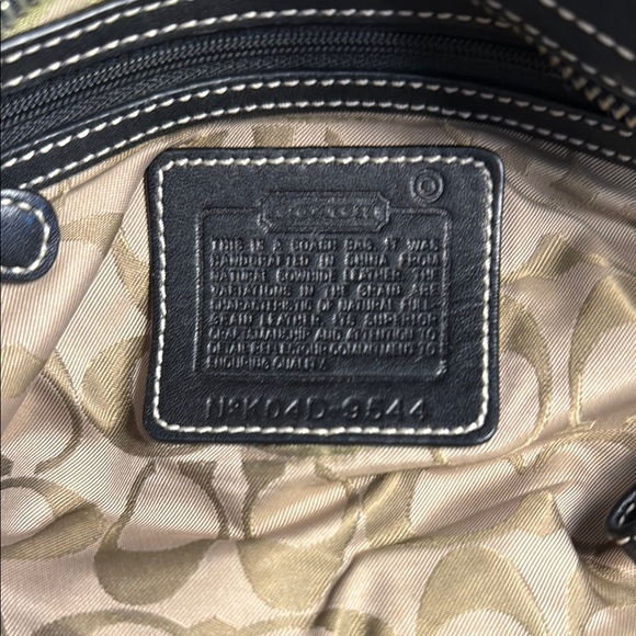 Elegant Black Leather Tote Bag - Picture 7 of 8